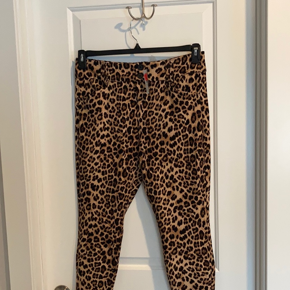 Fitted pant with a wild side.